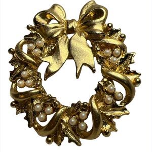 Vintage Christmas Wreath Gold Tone Brooch Pin With Small Faux Pearls Beautiful!